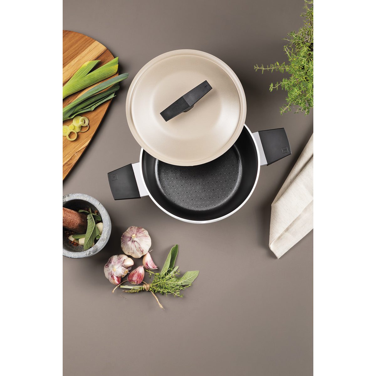 Jogo de Panelas Tramontina Spezia Induction em Alumínio com Revestimento Interno e Externo em Antiaderente Starflon Excellent Areia 5 Peças - Imagem 11